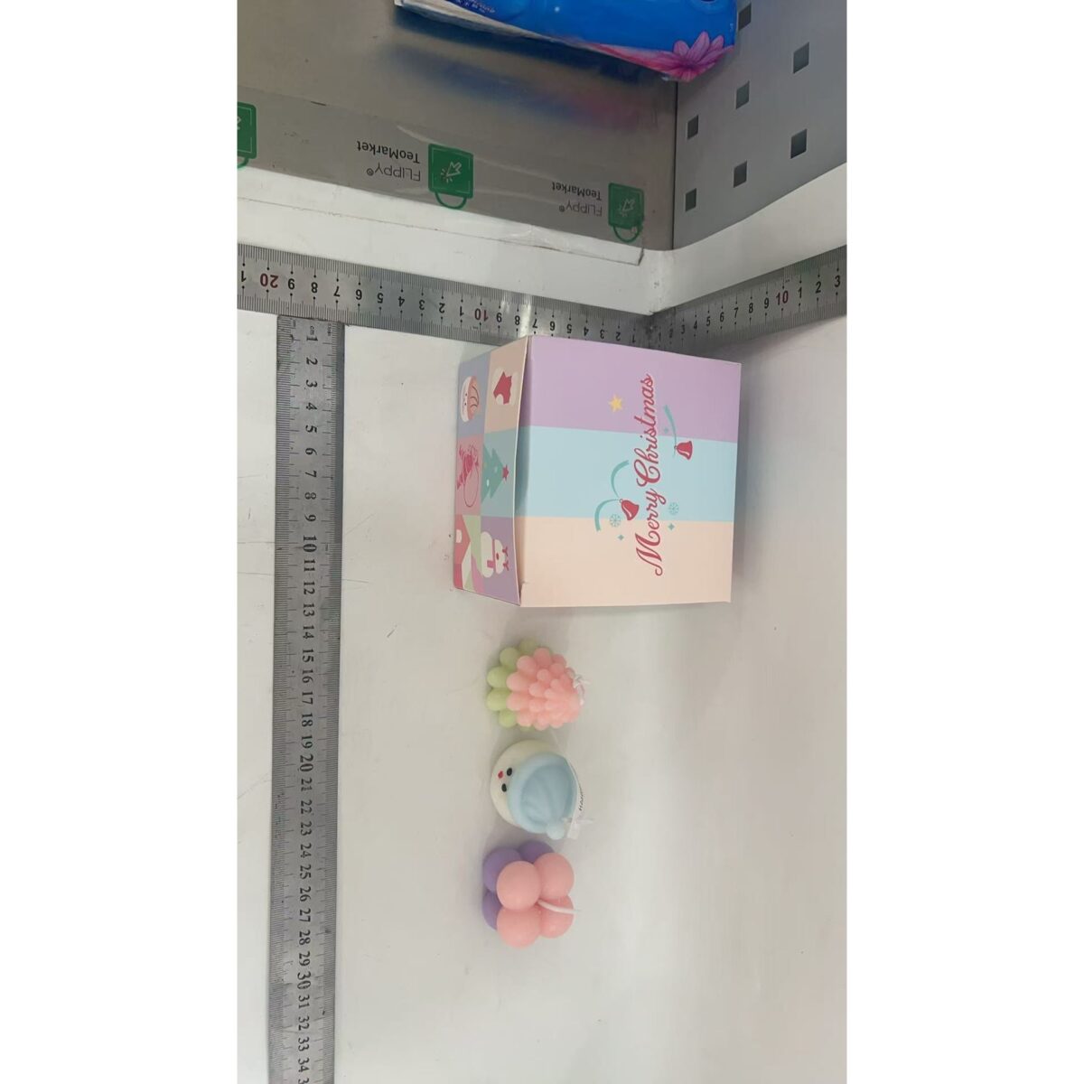 Lumanari Parfumate de Craciun, Embo, Gift Box Set cu 3 Lumanari Aromaterapie, 11 x 11 x 7.5 cm, Roz Verde - imagine 3