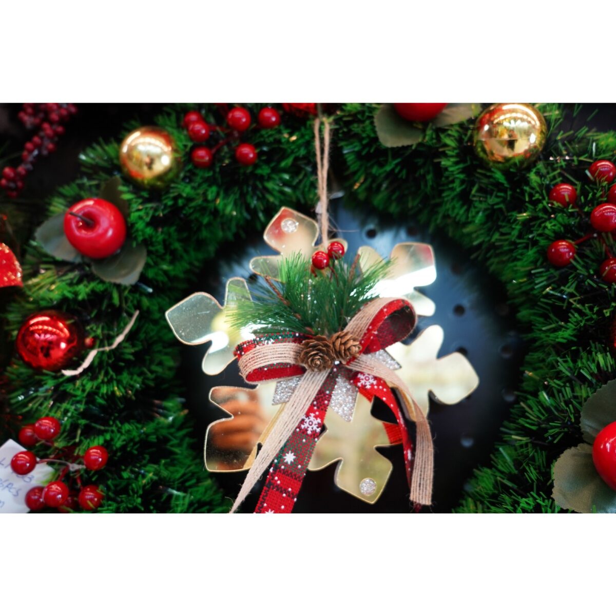 ornament-brad-flippy-fulg-de-nea-auriu-lucios-16-16cm-acril-interior-exterior-61f11f7575c33 Ornament brad, Embo, Fulg de nea, Auriu, Lucios, 16*16CM, Acril, Interior/ Exterior - imagine 2