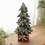 Ornament Decoratiune de Craciun, Embo, Decoratiune Mica pentru Craciun din Rasina, Model Brad Impodobit cu Cadouri, 26.5 x 13 x 13 cm, Verde
