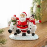 Ornament Decoratiune de Craciun, Embo, Decoratiune Mica pentru Craciun din Rasina, Model Mos Craciun cu Oameni de Zapada, 16 x 18 x 8 cm, Rosu Alb
