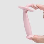 Periuta de Dinti din Silicon pentru Bebelusi, Embo, fara BPA, 360 Grade, Bariera Anti-Inghitire, Maner Ergonomic, 12.5 x 15 cm, Roz - imagine 4