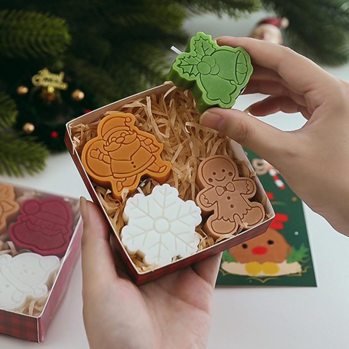 Set 4 Lumanari Parfumate, Embo, Tema Craciun, din Parafina, 10.2 x 9.1 x 2.7 cm, Multicolor - imagine 4