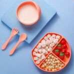 Set 5 piese diversificare bebelusi si copii din silicon Embo, baveta, farfurie compartimentata cu ventuza, bol cu ventuza, tacamuri, fara alergeni, roz - imagine 2