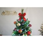 Set brad artificial de Craciun si elemente decorative, Decorat cu conuri de pin, pentru interior/exterior, inaltime 210 cm, diametru 114 cm, 1057 ramuri, Embo, verde, suport metalic inclus - imagine 3