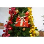 Set brad artificial de Craciun si elemente decorative, Decorat cu conuri de pin, pentru interior/exterior, inaltime 210 cm, diametru 114 cm, 1057 ramuri, Embo, verde, suport metalic inclus - imagine 3