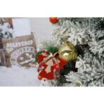 Set brad artificial de Craciun si elemente decorative, nins, decorat cu conuri pin, pentru interior/exterior, inaltime 210 cm, diametru 131 cm, 630 ramuri, Embo, alb/verde, suport metalic inclus - imagine 5