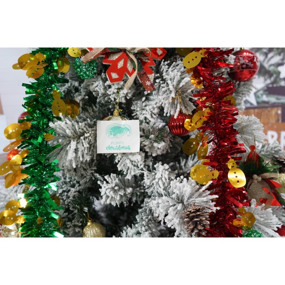 set-brad-artificial-de-craciun-si-elemente-decorative-nins-decorat-cu-conuri-pin-pentru-interior-ext-61f1c7c685736 Set brad artificial de Craciun si elemente decorative, nins, decorat cu conuri pin, pentru interior/exterior, inaltime 210 cm, diametru 131 cm, 630 ramuri, Embo, alb/verde, suport metalic inclus - imagine 5