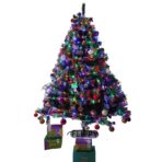 Set brad artificial de Craciun si elemente decorative, nins, decorat cu conuri pin, pentru interior/exterior, inaltime 210 cm, diametru 147 cm, 1150 ramuri, Embo, verde, suport metalic inclus