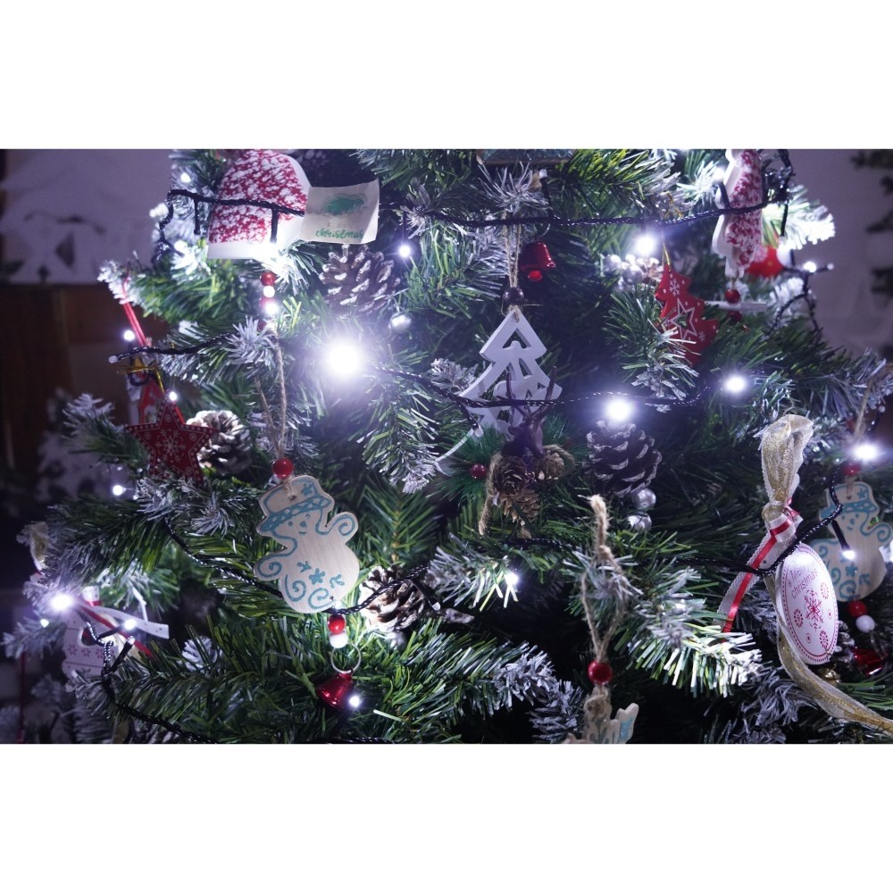 set-brad-artificial-de-craciun-si-elemente-decorative-nins-decorat-cu-conuri-pin-pentru-perete-colt-61f1c7bf42eaa Set brad artificial de Craciun si elemente decorative, nins, decorat cu conuri pin, pentru perete/colt, inaltime 210 cm, diametru 149 cm, 1224 ramuri, Embo, verde, suport metalic inclus - imagine 4