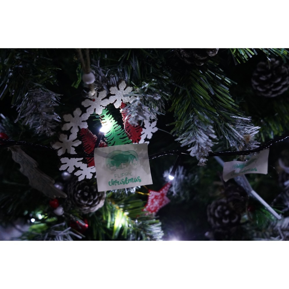 set-brad-artificial-de-craciun-si-elemente-decorative-nins-decorat-cu-conuri-pin-pentru-perete-colt-61f1c7bf72216 Set brad artificial de Craciun si elemente decorative, nins, decorat cu conuri pin, pentru perete/colt, inaltime 210 cm, diametru 149 cm, 1224 ramuri, Embo, verde, suport metalic inclus - imagine 5