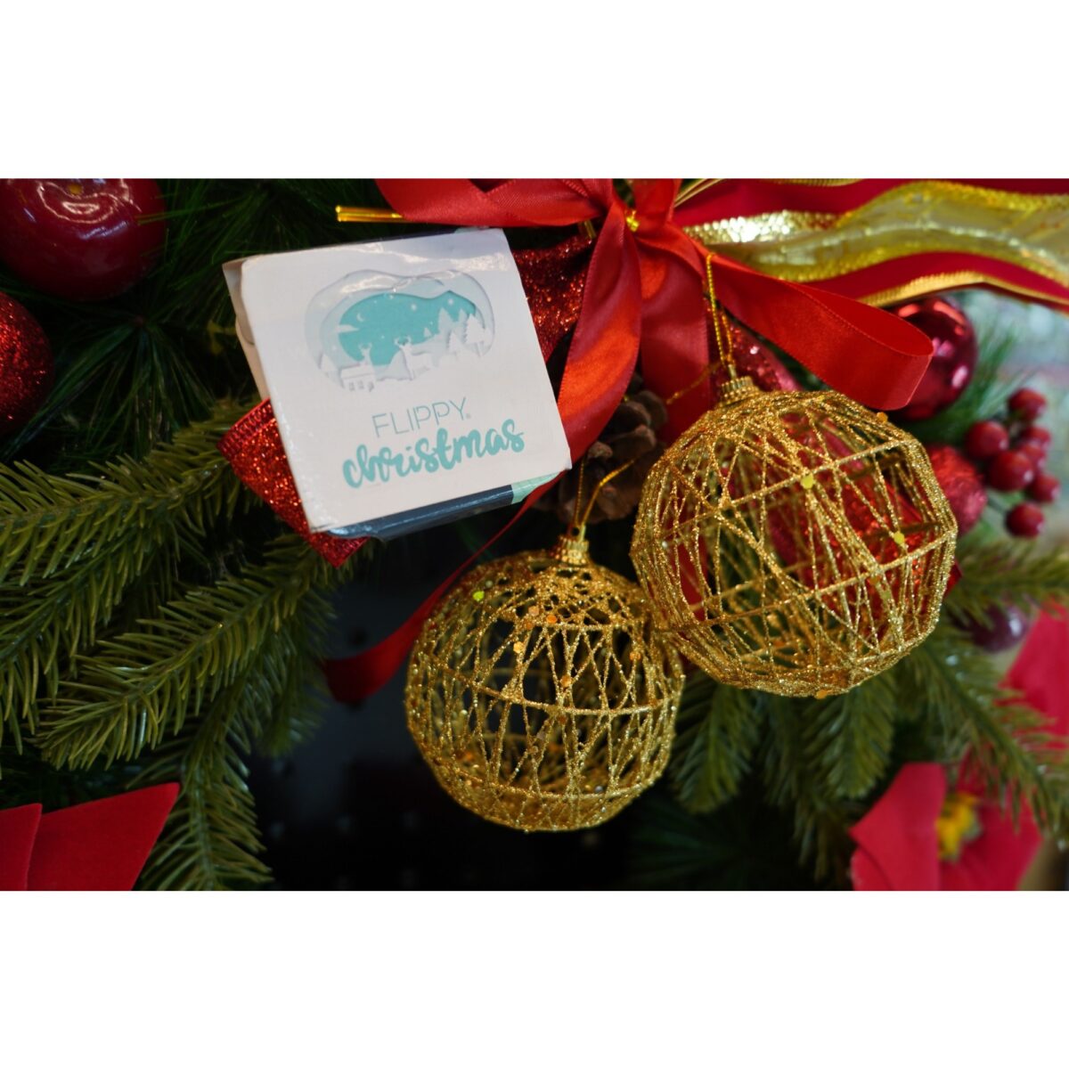 Set de 4 ornamente de brad, Embo, de tip Glob, Auriu, cu Ã¸ de 8 cm, din metal, cu finisaj sclipitor , cutie  8  cm adancime x 32  cm lungime x 8  cm inaltime - imagine 4