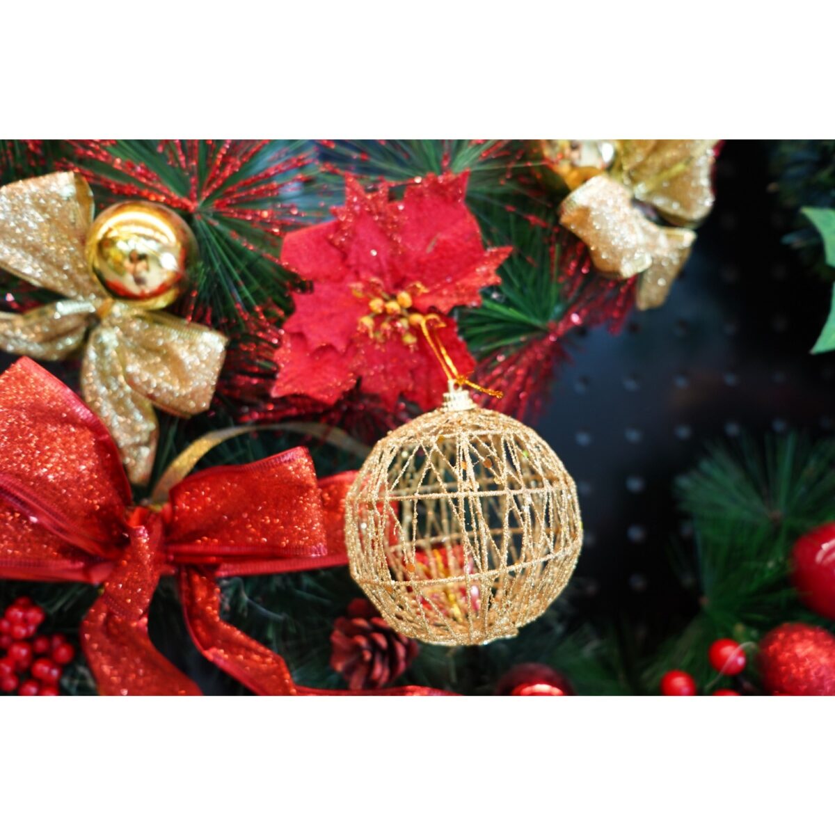 Set de 4 ornamente de brad, Embo, de tip Glob, Auriu, cu Ã¸ de 8 cm, din metal, cu finisaj sclipitor , cutie  8  cm adancime x 32  cm lungime x 8  cm inaltime - imagine 5