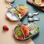 Set diversificare bebelusi Embo, din silicon, 23.5 x 12.5 cm, 1 farfurie compartimentata in forma de pinguin, lingurita si furculita, pai, perie pai, fara alergeni, ventuza fixare,  forma creativa,  gri - imagine 7