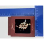 Brosa Vintage, Jolie, Material Metal, Ambalaj Carton, Dimensiune Brosa Aproximativ 4-6 cm, Model Copac cu Flori, Multicolora